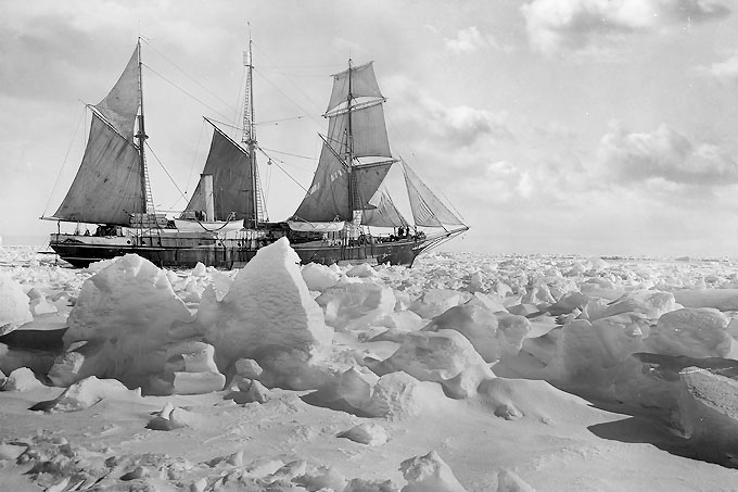 Endurance in full sail, in the ice